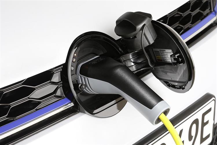 Voiture électrique en charge